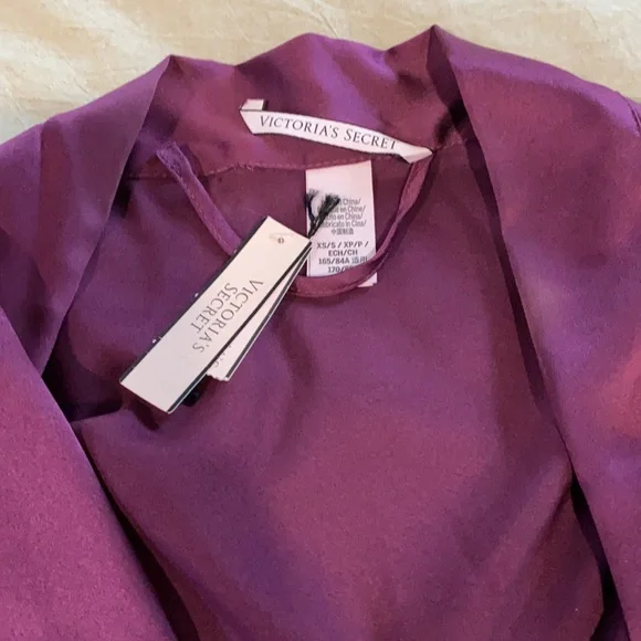VS Robe - Picture 2 of 2